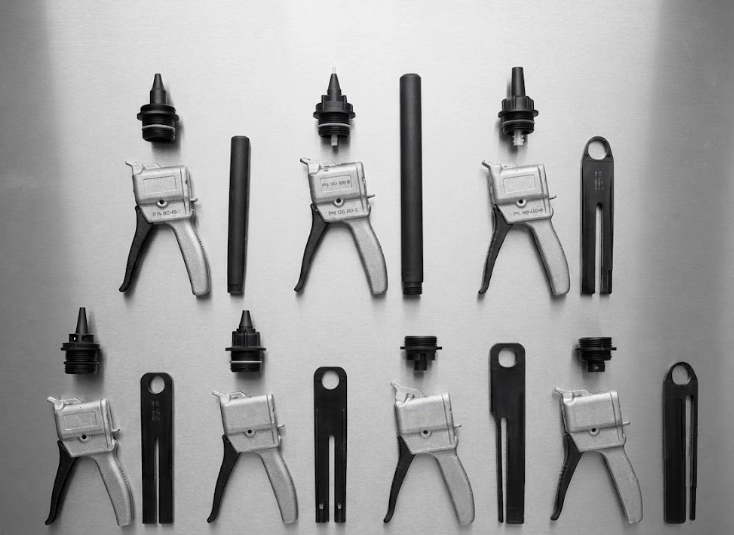 1 つのポータブルツールで複数の比率: AB グルーガンの工業用ガイド